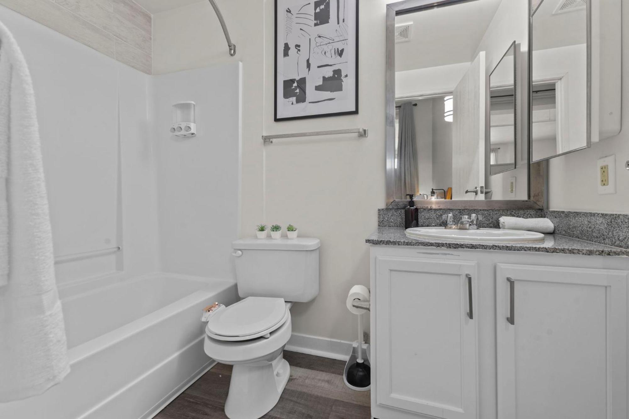 Indy Metro Stay - Sleeps 8 - Skywalk Access - Monument Circle Индианаполис Экстерьер фото