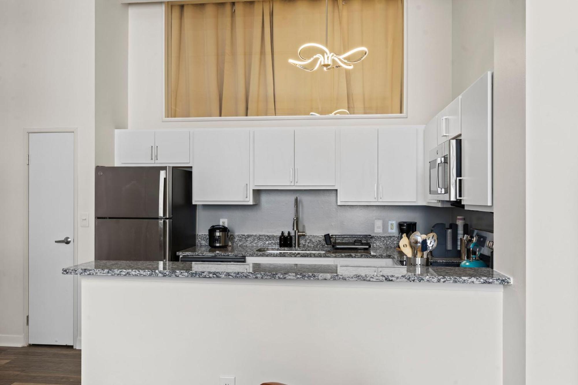 Indy Metro Stay - Sleeps 8 - Skywalk Access - Monument Circle Индианаполис Экстерьер фото