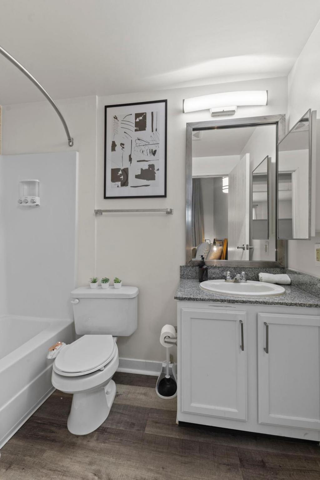 Indy Metro Stay - Sleeps 8 - Skywalk Access - Monument Circle Индианаполис Экстерьер фото