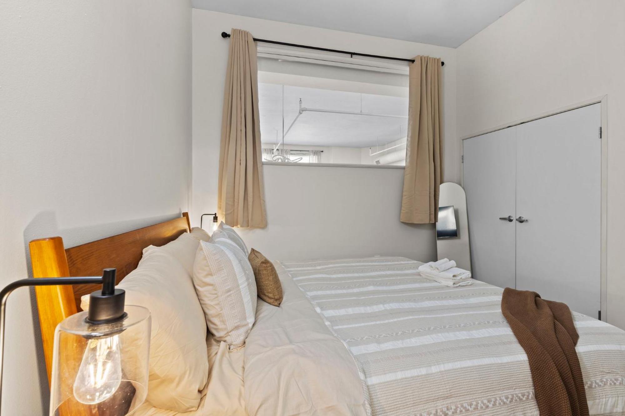 Indy Metro Stay - Sleeps 8 - Skywalk Access - Monument Circle Индианаполис Экстерьер фото